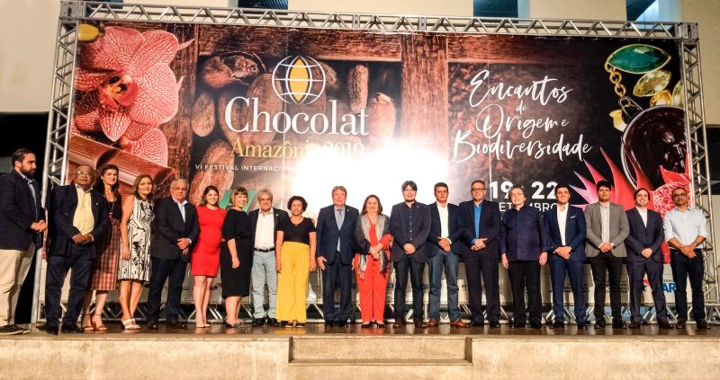 O VI Festival Internacional do Chocolate e Cacau da Amazônia e Flor Pará 2019, promovidos pela Secretaria de Desenvolvimento Agropecuário e da Pesca (Sedap) e Secretaria de Estado e Desenvolvimento Econômico, Mineração e Energia (Sedeme) com o apoio de parceiros, foi lançado oficialmente na noite da quinta-feira (22), durante cerimônia no Espaço São José Liberto, no bairro do Jurunas, em Belém.  <div class='credito_fotos'>Foto: ASCOM / SEDAP   |   <a href='/midias/2019/originais/5331_12.jpg' download><i class='fa-solid fa-download'></i> Download</a></div>