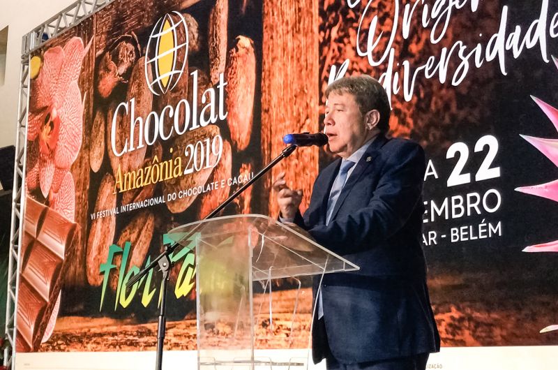O VI Festival Internacional do Chocolate e Cacau da Amazônia e Flor Pará 2019, promovidos pela Secretaria de Desenvolvimento Agropecuário e da Pesca (Sedap) e Secretaria de Estado e Desenvolvimento Econômico, Mineração e Energia (Sedeme) com o apoio de parceiros, foi lançado oficialmente na noite da quinta-feira (22), durante cerimônia no Espaço São José Liberto, no bairro do Jurunas, em Belém.  <div class='credito_fotos'>Foto: ASCOM / SEDAP   |   <a href='/midias/2019/originais/5331_14.jpg' download><i class='fa-solid fa-download'></i> Download</a></div>