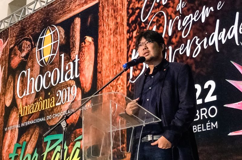 O VI Festival Internacional do Chocolate e Cacau da Amazônia e Flor Pará 2019, promovidos pela Secretaria de Desenvolvimento Agropecuário e da Pesca (Sedap) e Secretaria de Estado e Desenvolvimento Econômico, Mineração e Energia (Sedeme) com o apoio de parceiros, foi lançado oficialmente na noite da quinta-feira (22), durante cerimônia no Espaço São José Liberto, no bairro do Jurunas, em Belém.  <div class='credito_fotos'>Foto: ASCOM / SEDAP   |   <a href='/midias/2019/originais/5331_15.jpg' download><i class='fa-solid fa-download'></i> Download</a></div>