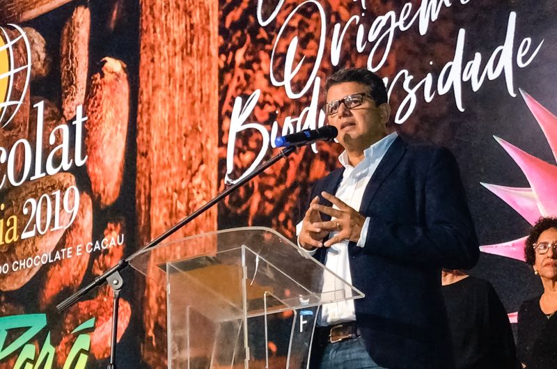 O VI Festival Internacional do Chocolate e Cacau da Amazônia e Flor Pará 2019, promovidos pela Secretaria de Desenvolvimento Agropecuário e da Pesca (Sedap) e Secretaria de Estado e Desenvolvimento Econômico, Mineração e Energia (Sedeme) com o apoio de parceiros, foi lançado oficialmente na noite da quinta-feira (22), durante cerimônia no Espaço São José Liberto, no bairro do Jurunas, em Belém.  <div class='credito_fotos'>Foto: ASCOM / SEDAP   |   <a href='/midias/2019/originais/5331_16.jpg' download><i class='fa-solid fa-download'></i> Download</a></div>