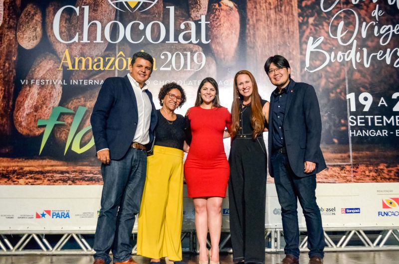 O VI Festival Internacional do Chocolate e Cacau da Amazônia e Flor Pará 2019, promovidos pela Secretaria de Desenvolvimento Agropecuário e da Pesca (Sedap) e Secretaria de Estado e Desenvolvimento Econômico, Mineração e Energia (Sedeme) com o apoio de parceiros, foi lançado oficialmente na noite da quinta-feira (22), durante cerimônia no Espaço São José Liberto, no bairro do Jurunas, em Belém.  <div class='credito_fotos'>Foto: ASCOM / SEDAP   |   <a href='/midias/2019/originais/5331_2.jpg' download><i class='fa-solid fa-download'></i> Download</a></div>
