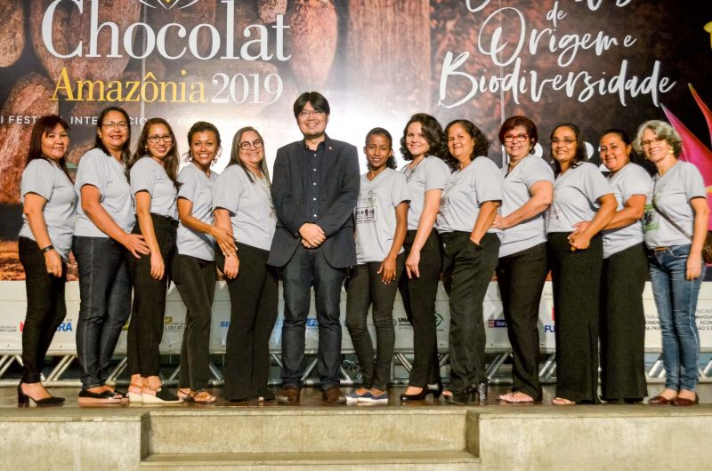 O VI Festival Internacional do Chocolate e Cacau da Amazônia e Flor Pará 2019, promovidos pela Secretaria de Desenvolvimento Agropecuário e da Pesca (Sedap) e Secretaria de Estado e Desenvolvimento Econômico, Mineração e Energia (Sedeme) com o apoio de parceiros, foi lançado oficialmente na noite da quinta-feira (22), durante cerimônia no Espaço São José Liberto, no bairro do Jurunas, em Belém.  <div class='credito_fotos'>Foto: ASCOM / SEDAP   |   <a href='/midias/2019/originais/5331_4.jpg' download><i class='fa-solid fa-download'></i> Download</a></div>