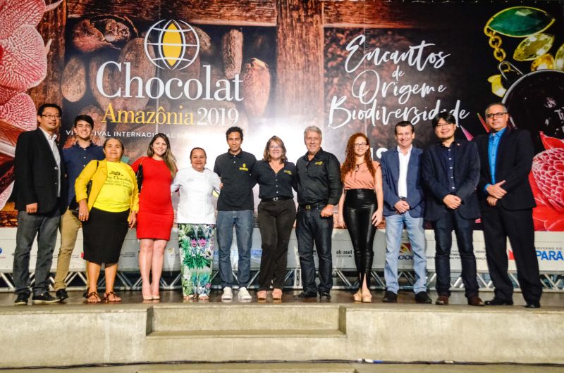O VI Festival Internacional do Chocolate e Cacau da Amazônia e Flor Pará 2019, promovidos pela Secretaria de Desenvolvimento Agropecuário e da Pesca (Sedap) e Secretaria de Estado e Desenvolvimento Econômico, Mineração e Energia (Sedeme) com o apoio de parceiros, foi lançado oficialmente na noite da quinta-feira (22), durante cerimônia no Espaço São José Liberto, no bairro do Jurunas, em Belém.  <div class='credito_fotos'>Foto: ASCOM / SEDAP   |   <a href='/midias/2019/originais/5331_7.jpg' download><i class='fa-solid fa-download'></i> Download</a></div>