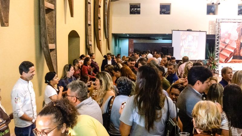 O VI Festival Internacional do Chocolate e Cacau da Amazônia e Flor Pará 2019, promovidos pela Secretaria de Desenvolvimento Agropecuário e da Pesca (Sedap) e Secretaria de Estado e Desenvolvimento Econômico, Mineração e Energia (Sedeme) com o apoio de parceiros, foi lançado oficialmente na noite da quinta-feira (22), durante cerimônia no Espaço São José Liberto, no bairro do Jurunas, em Belém.  <div class='credito_fotos'>Foto: ASCOM / SEDAP   |   <a href='/midias/2019/originais/5331_8.jpg' download><i class='fa-solid fa-download'></i> Download</a></div>