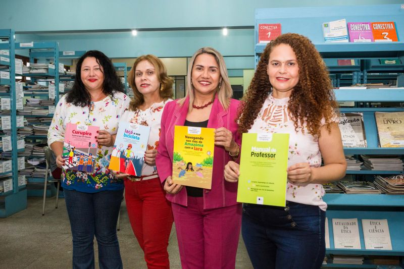 Professoras da Universidade do Estado do ParÃ¡ lanÃ§am coleÃ§Ã£o de livros sobre trÃ¢nsito e mobilidade em rios. Na imagem, as autoras Ceila Ribeiro de Moraes, Diana Ferreira, Elizabeth Carvalho de Oliveira e Jacirene Vasconcelos de Albuquerque, pesquisadoras do Grupo de Estudos e Pesquisas Pedagogia em Movimento (Geppem), da Universidade do Estado do ParÃ¡ (Uepa). 

FOTO: Marcello Sarmento / ASCOM Uepa <div class='credito_fotos'>Foto:  Marcello Sarmento / ASCOM-UEPA   |   <a href='/midias/2019/originais/5339_200519_divulgacao_educacaotransito_0002.jpg' download><i class='fa-solid fa-download'></i> Download</a></div>