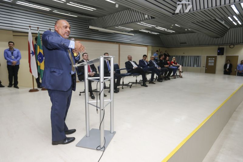 O início do Curso de Formação Profissional do Concurso C-199/2, da Superintendência do Sistema Penitenciário do Estado do Pará (Susipe), foi marcado por uma aula magna motivacional. Com a presença do governador Helder Barbalho, os candidatos a agentes prisionais aprenderam como funciona o sistema carcerário paraense, os desafios da função e os procedimentos que aprenderão durante o curso.  <div class='credito_fotos'>Foto: Marcelo Seabra / Ag. Pará   |   <a href='/midias/2019/originais/5340_20190823170819__mg_0136.jpg' download><i class='fa-solid fa-download'></i> Download</a></div>