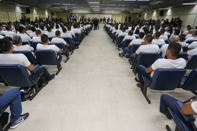 O início do Curso de Formação Profissional do Concurso C-199/2, da Superintendência do Sistema Penitenciário do Estado do Pará (Susipe), foi marcado por uma aula magna motivacional. Com a presença do governador Helder Barbalho, os candidatos a agentes prisionais aprenderam como funciona o sistema carcerário paraense, os desafios da função e os procedimentos que aprenderão durante o curso.  <div class='credito_fotos'>Foto: Marcelo Seabra / Ag. Pará   |   <a href='/midias/2019/originais/5340_20190823172518__mg_0176.jpg' download><i class='fa-solid fa-download'></i> Download</a></div>