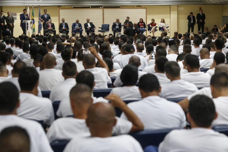 O início do Curso de Formação Profissional do Concurso C-199/2, da Superintendência do Sistema Penitenciário do Estado do Pará (Susipe), foi marcado por uma aula magna motivacional. Com a presença do governador Helder Barbalho, os candidatos a agentes prisionais aprenderam como funciona o sistema carcerário paraense, os desafios da função e os procedimentos que aprenderão durante o curso.  <div class='credito_fotos'>Foto: Marcelo Seabra / Ag. Pará   |   <a href='/midias/2019/originais/5340_20190823172955__mg_0197.jpg' download><i class='fa-solid fa-download'></i> Download</a></div>
