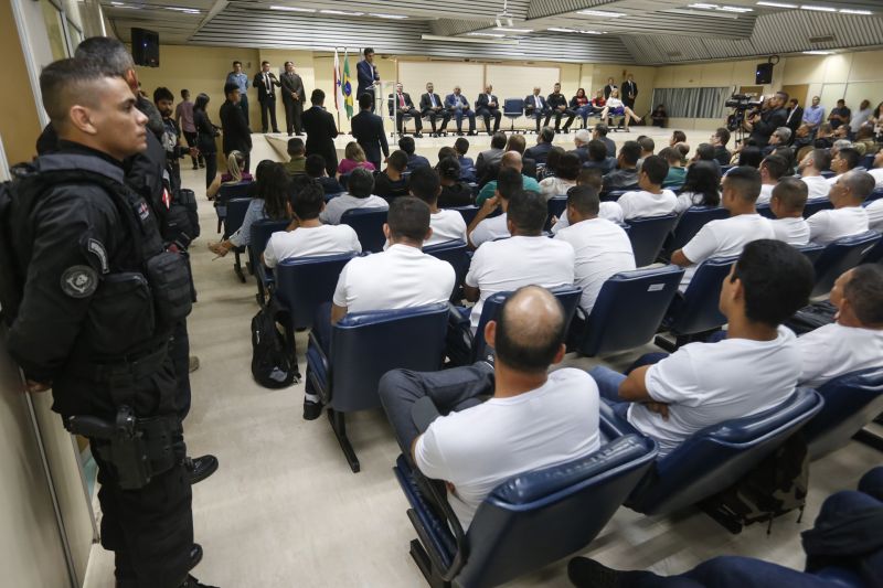 O início do Curso de Formação Profissional do Concurso C-199/2, da Superintendência do Sistema Penitenciário do Estado do Pará (Susipe), foi marcado por uma aula magna motivacional. Com a presença do governador Helder Barbalho, os candidatos a agentes prisionais aprenderam como funciona o sistema carcerário paraense, os desafios da função e os procedimentos que aprenderão durante o curso.  <div class='credito_fotos'>Foto: Marcelo Seabra / Ag. Pará   |   <a href='/midias/2019/originais/5340_20190823173419__mg_0210.jpg' download><i class='fa-solid fa-download'></i> Download</a></div>