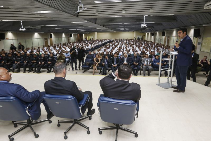 O início do Curso de Formação Profissional do Concurso C-199/2, da Superintendência do Sistema Penitenciário do Estado do Pará (Susipe), foi marcado por uma aula magna motivacional. Com a presença do governador Helder Barbalho, os candidatos a agentes prisionais aprenderam como funciona o sistema carcerário paraense, os desafios da função e os procedimentos que aprenderão durante o curso.  <div class='credito_fotos'>Foto: Marcelo Seabra / Ag. Pará   |   <a href='/midias/2019/originais/5340_20190823173734__mg_0226.jpg' download><i class='fa-solid fa-download'></i> Download</a></div>