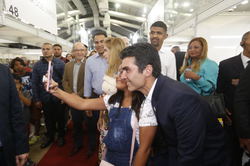 Abertura da Feira do Livro celebra a diversidade e a necessidade de união em prol da Amazônia <div class='credito_fotos'>Foto: Marcelo Seabra / Ag. Pará   |   <a href='/midias/2019/originais/5344_20190824201144__mg_1073.jpg' download><i class='fa-solid fa-download'></i> Download</a></div>
