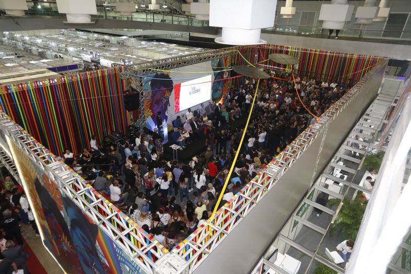 Abertura da Feira do Livro celebra a diversidade e a necessidade de união em prol da Amazônia <div class='credito_fotos'>Foto: Marcelo Seabra / Ag. Pará   |   <a href='/midias/2019/originais/5344_20190824205945__mg_1318.jpg' download><i class='fa-solid fa-download'></i> Download</a></div>