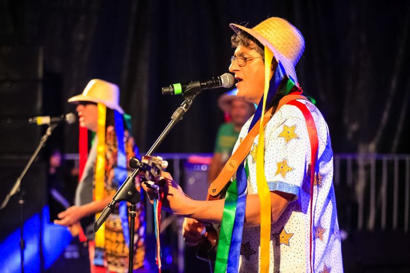 No primeiro encontro literário da 23ª Feira Pan-Amazônica do Livro e das Multivozes, realizado neste domingo (25) no Hangar - Centro de Convenções, os homenageados do evento, João de Jesus Paes Loureiro e Zélia Amador, dividiram suas experiências em um bate-papo descontraído com o público. <div class='credito_fotos'>Foto: Bruno Cecim / Ag.Pará   |   <a href='/midias/2019/originais/5346_photoeditor_20190825_233747515-1868x1245.jpg' download><i class='fa-solid fa-download'></i> Download</a></div>