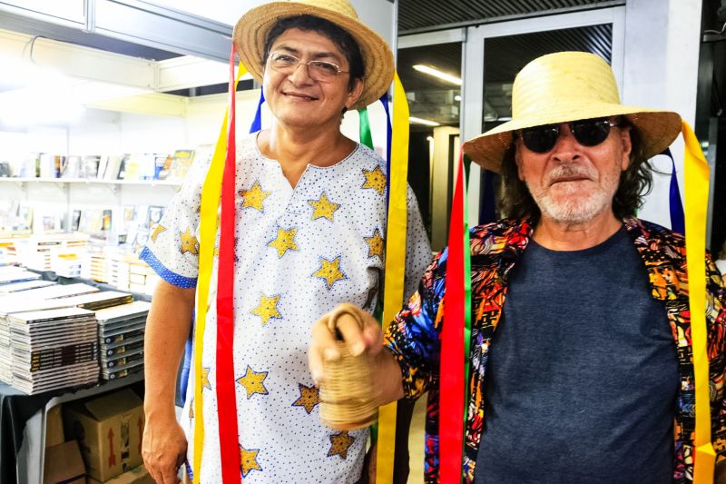 No primeiro encontro literário da 23ª Feira Pan-Amazônica do Livro e das Multivozes, realizado neste domingo (25) no Hangar - Centro de Convenções, os homenageados do evento, João de Jesus Paes Loureiro e Zélia Amador, dividiram suas experiências em um bate-papo descontraído com o público. <div class='credito_fotos'>Foto: Bruno Cecim / Ag.Pará   |   <a href='/midias/2019/originais/5346_photoeditor_20190826_001035943-1868x1245.jpg' download><i class='fa-solid fa-download'></i> Download</a></div>