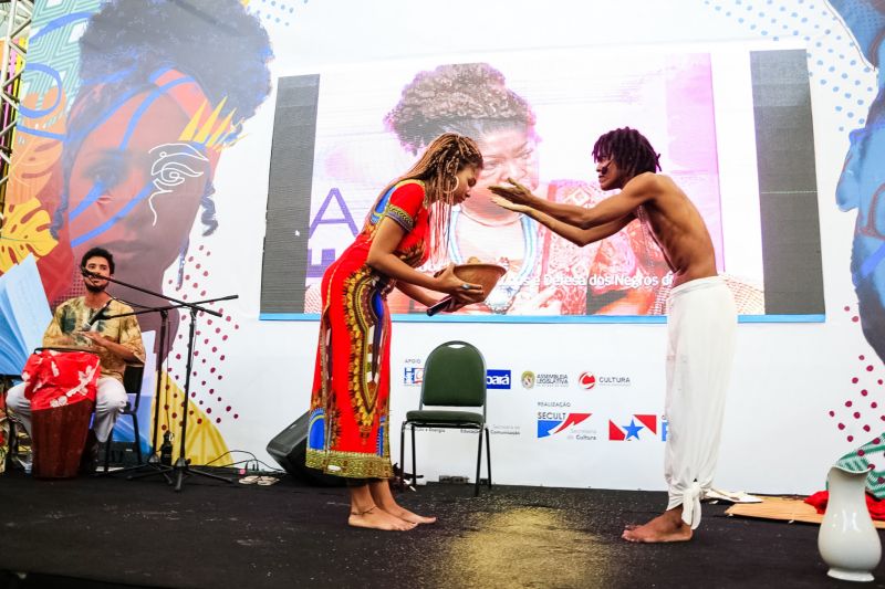 No primeiro encontro literário da 23ª Feira Pan-Amazônica do Livro e das Multivozes, realizado neste domingo (25) no Hangar - Centro de Convenções, os homenageados do evento, João de Jesus Paes Loureiro e Zélia Amador, dividiram suas experiências em um bate-papo descontraído com o público. <div class='credito_fotos'>Foto: Bruno Cecim / Ag.Pará   |   <a href='/midias/2019/originais/5346_photoeditor_20190826_005436796-1868x1245.jpg' download><i class='fa-solid fa-download'></i> Download</a></div>