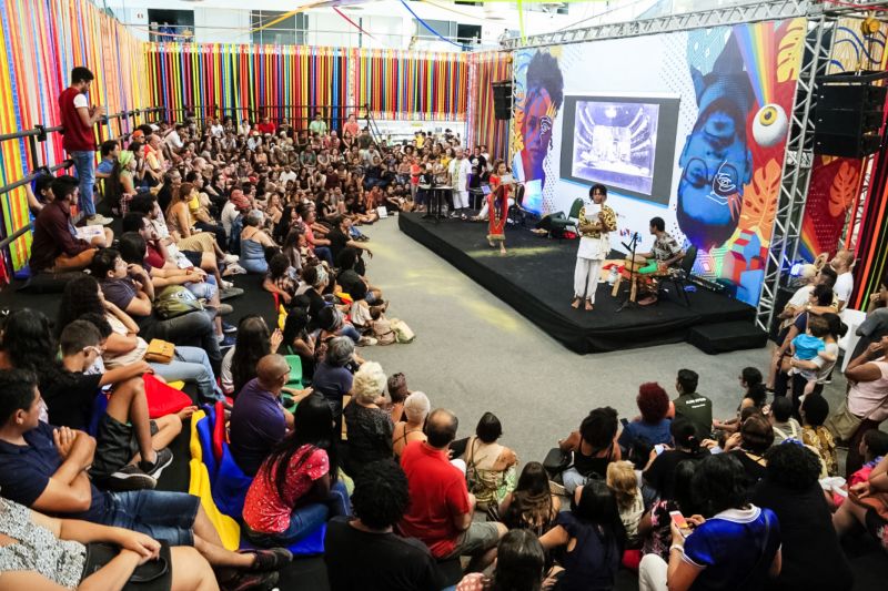 No primeiro encontro literário da 23ª Feira Pan-Amazônica do Livro e das Multivozes, realizado neste domingo (25) no Hangar - Centro de Convenções, os homenageados do evento, João de Jesus Paes Loureiro e Zélia Amador, dividiram suas experiências em um bate-papo descontraído com o público. <div class='credito_fotos'>Foto: Bruno Cecim / Ag.Pará   |   <a href='/midias/2019/originais/5346_photoeditor_20190826_005952663-1868x1245.jpg' download><i class='fa-solid fa-download'></i> Download</a></div>