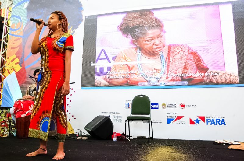 No primeiro encontro literário da 23ª Feira Pan-Amazônica do Livro e das Multivozes, realizado neste domingo (25) no Hangar - Centro de Convenções, os homenageados do evento, João de Jesus Paes Loureiro e Zélia Amador, dividiram suas experiências em um bate-papo descontraído com o público. <div class='credito_fotos'>Foto: Bruno Cecim / Ag.Pará   |   <a href='/midias/2019/originais/5346_photoeditor_20190826_013213172-1245x823.jpg' download><i class='fa-solid fa-download'></i> Download</a></div>