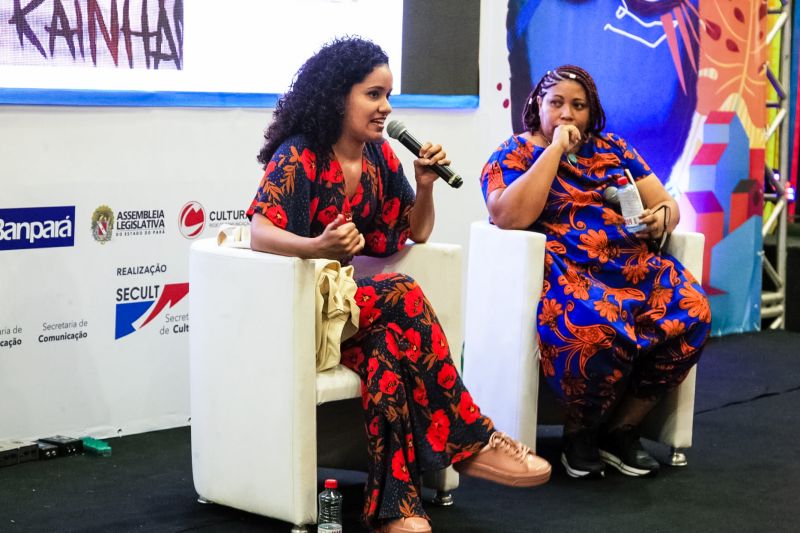 No primeiro encontro literário da 23ª Feira Pan-Amazônica do Livro e das Multivozes, realizado neste domingo (25) no Hangar - Centro de Convenções, os homenageados do evento, João de Jesus Paes Loureiro e Zélia Amador, dividiram suas experiências em um bate-papo descontraído com o público. <div class='credito_fotos'>Foto: Bruno Cecim / Ag.Pará   |   <a href='/midias/2019/originais/5346_photoeditor_20190826_014300437-1868x1245.jpg' download><i class='fa-solid fa-download'></i> Download</a></div>