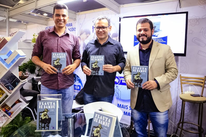 No primeiro encontro literário da 23ª Feira Pan-Amazônica do Livro e das Multivozes, realizado neste domingo (25) no Hangar - Centro de Convenções, os homenageados do evento, João de Jesus Paes Loureiro e Zélia Amador, dividiram suas experiências em um bate-papo descontraído com o público. <div class='credito_fotos'>Foto: Bruno Cecim / Ag.Pará   |   <a href='/midias/2019/originais/5346_photoeditor_20190826_015922308-1868x1245.jpg' download><i class='fa-solid fa-download'></i> Download</a></div>