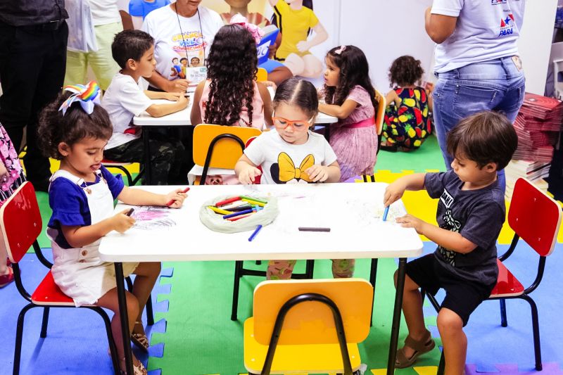 No primeiro encontro literário da 23ª Feira Pan-Amazônica do Livro e das Multivozes, realizado neste domingo (25) no Hangar - Centro de Convenções, os homenageados do evento, João de Jesus Paes Loureiro e Zélia Amador, dividiram suas experiências em um bate-papo descontraído com o público. <div class='credito_fotos'>Foto: Bruno Cecim / Ag.Pará   |   <a href='/midias/2019/originais/5346_photoeditor_20190826_020101099-1868x1245.jpg' download><i class='fa-solid fa-download'></i> Download</a></div>