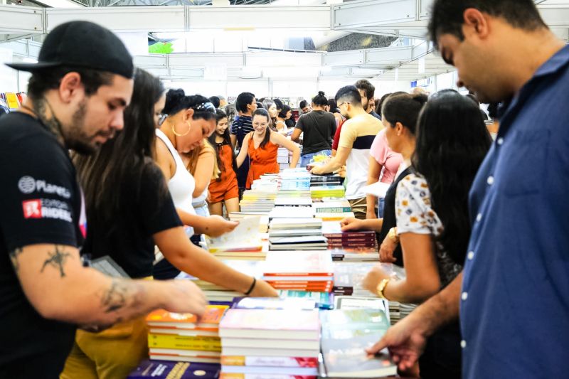 No primeiro encontro literário da 23ª Feira Pan-Amazônica do Livro e das Multivozes, realizado neste domingo (25) no Hangar - Centro de Convenções, os homenageados do evento, João de Jesus Paes Loureiro e Zélia Amador, dividiram suas experiências em um bate-papo descontraído com o público. <div class='credito_fotos'>Foto: Bruno Cecim / Ag.Pará   |   <a href='/midias/2019/originais/5346_photoeditor_20190826_020300932-1868x1245.jpg' download><i class='fa-solid fa-download'></i> Download</a></div>