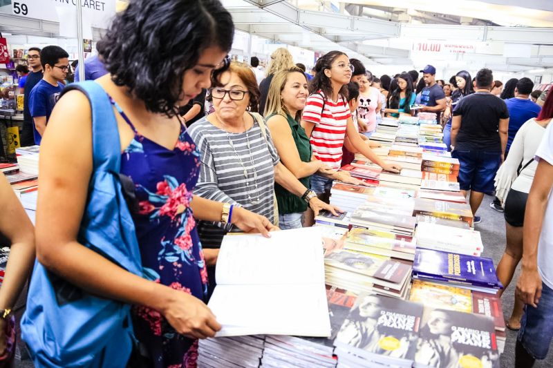 No primeiro encontro literário da 23ª Feira Pan-Amazônica do Livro e das Multivozes, realizado neste domingo (25) no Hangar - Centro de Convenções, os homenageados do evento, João de Jesus Paes Loureiro e Zélia Amador, dividiram suas experiências em um bate-papo descontraído com o público. <div class='credito_fotos'>Foto: Bruno Cecim / Ag.Pará   |   <a href='/midias/2019/originais/5346_photoeditor_20190826_020911399-1868x1245.jpg' download><i class='fa-solid fa-download'></i> Download</a></div>