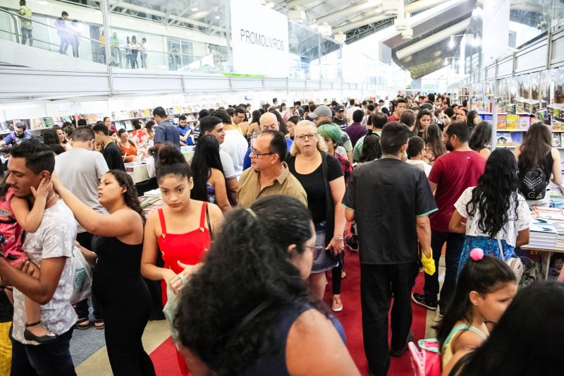 No primeiro encontro literário da 23ª Feira Pan-Amazônica do Livro e das Multivozes, realizado neste domingo (25) no Hangar - Centro de Convenções, os homenageados do evento, João de Jesus Paes Loureiro e Zélia Amador, dividiram suas experiências em um bate-papo descontraído com o público. <div class='credito_fotos'>Foto: Bruno Cecim / Ag.Pará   |   <a href='/midias/2019/originais/5346_photoeditor_20190826_021049942-1868x1245.jpg' download><i class='fa-solid fa-download'></i> Download</a></div>