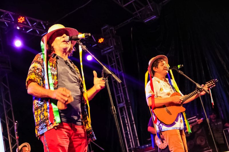 No primeiro encontro literário da 23ª Feira Pan-Amazônica do Livro e das Multivozes, realizado neste domingo (25) no Hangar - Centro de Convenções, os homenageados do evento, João de Jesus Paes Loureiro e Zélia Amador, dividiram suas experiências em um bate-papo descontraído com o público. <div class='credito_fotos'>Foto: Bruno Cecim / Ag.Pará   |   <a href='/midias/2019/originais/5346_photoeditor_20190826_021219615-1868x1245.jpg' download><i class='fa-solid fa-download'></i> Download</a></div>