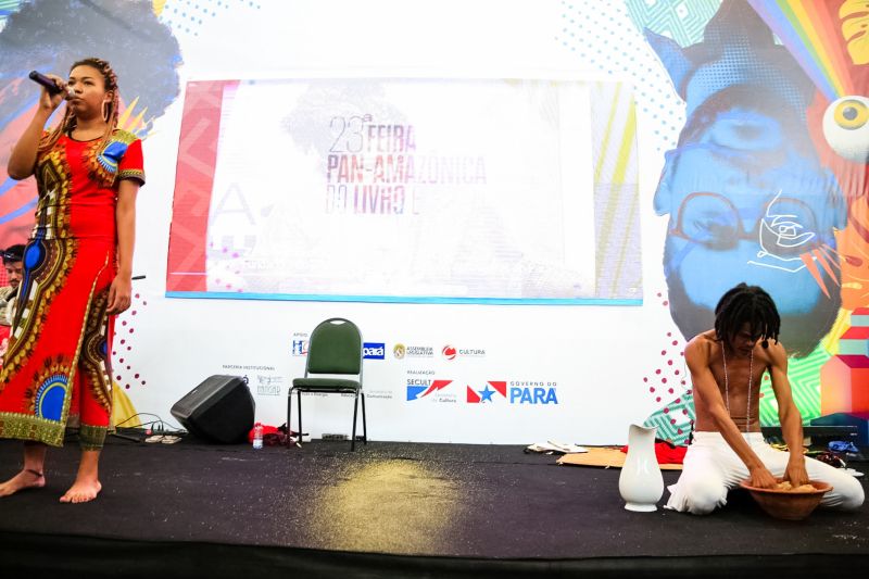 No primeiro encontro literário da 23ª Feira Pan-Amazônica do Livro e das Multivozes, realizado neste domingo (25) no Hangar - Centro de Convenções, os homenageados do evento, João de Jesus Paes Loureiro e Zélia Amador, dividiram suas experiências em um bate-papo descontraído com o público. <div class='credito_fotos'>Foto: Bruno Cecim / Ag.Pará   |   <a href='/midias/2019/originais/5346_photoeditor_20190826_024810644-1868x1245.jpg' download><i class='fa-solid fa-download'></i> Download</a></div>