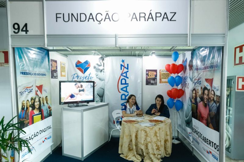 Quem visita a 23ª Feira Pan-Amazônica do Livro e das Multivozes, que segue até o dia 1° de setembro, no Hangar Centro de Convenções, pode – além de conferir as novidades do mercado editorial brasileiro e participar de inúmeras programações culturais e educativas – conhecer projetos e serviços oferecidos pelo governo do Estado. Vários órgãos do Executivo estadual têm estandes montados na Feira, que ocupa uma área de cerca de quatro mil metros quadrados e funciona das 10h às 21h, diariamente, com entrada gratuita.  <div class='credito_fotos'>Foto: Alex Ribeiro / Ag. Pará   |   <a href='/midias/2019/originais/5347_feiradolivro-alexribeiro-agpara251.jpg' download><i class='fa-solid fa-download'></i> Download</a></div>