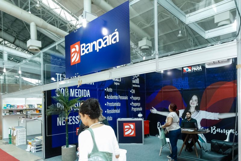 Quem visita a 23ª Feira Pan-Amazônica do Livro e das Multivozes, que segue até o dia 1° de setembro, no Hangar Centro de Convenções, pode – além de conferir as novidades do mercado editorial brasileiro e participar de inúmeras programações culturais e educativas – conhecer projetos e serviços oferecidos pelo governo do Estado. Vários órgãos do Executivo estadual têm estandes montados na Feira, que ocupa uma área de cerca de quatro mil metros quadrados e funciona das 10h às 21h, diariamente, com entrada gratuita.  <div class='credito_fotos'>Foto: Alex Ribeiro / Ag. Pará   |   <a href='/midias/2019/originais/5347_feiradolivro-alexribeiro-agpara299.jpg' download><i class='fa-solid fa-download'></i> Download</a></div>