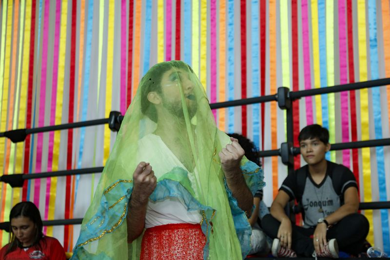 O primeiro dia do Papo Cabeça da 23ª Feira Pan-Amazônica do Livro e das Multivozes, que ocorrerá até o próximo dia 1º de setembro, inovou e trouxe para a arena multivozes, montada no Hangar, o diálogo com jovens sobre “Arte e Sustentabilidade”, por meio de debates e performances com artistas e educadores que deram vida a Drags Queen, para inter-relacionar  diversidade de gênero e meio-ambiente. <div class='credito_fotos'>Foto: Paulo Favacho   |   <a href='/midias/2019/originais/5349_feiradolivro-10h30-papocabeca-cred.paulofavacho26.081.jpg' download><i class='fa-solid fa-download'></i> Download</a></div>