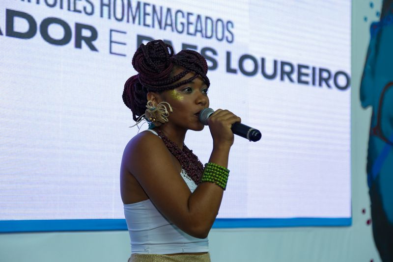 O primeiro dia do Papo Cabeça da 23ª Feira Pan-Amazônica do Livro e das Multivozes, que ocorrerá até o próximo dia 1º de setembro, inovou e trouxe para a arena multivozes, montada no Hangar, o diálogo com jovens sobre “Arte e Sustentabilidade”, por meio de debates e performances com artistas e educadores que deram vida a Drags Queen, para inter-relacionar  diversidade de gênero e meio-ambiente. <div class='credito_fotos'>Foto: Paulo Favacho   |   <a href='/midias/2019/originais/5349_feiradolivro-10h30-papocabeca-cred.paulofavacho26.0810.jpg' download><i class='fa-solid fa-download'></i> Download</a></div>