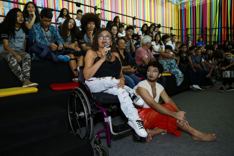 O primeiro dia do Papo Cabeça da 23ª Feira Pan-Amazônica do Livro e das Multivozes, que ocorrerá até o próximo dia 1º de setembro, inovou e trouxe para a arena multivozes, montada no Hangar, o diálogo com jovens sobre “Arte e Sustentabilidade”, por meio de debates e performances com artistas e educadores que deram vida a Drags Queen, para inter-relacionar  diversidade de gênero e meio-ambiente. <div class='credito_fotos'>Foto: Paulo Favacho   |   <a href='/midias/2019/originais/5349_feiradolivro-10h30-papocabeca-cred.paulofavacho26.0820.jpg' download><i class='fa-solid fa-download'></i> Download</a></div>