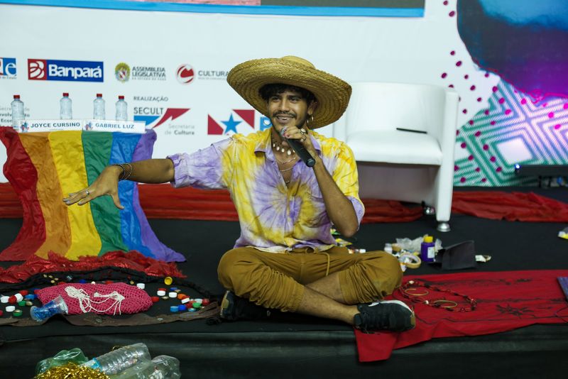 O primeiro dia do Papo Cabeça da 23ª Feira Pan-Amazônica do Livro e das Multivozes, que ocorrerá até o próximo dia 1º de setembro, inovou e trouxe para a arena multivozes, montada no Hangar, o diálogo com jovens sobre “Arte e Sustentabilidade”, por meio de debates e performances com artistas e educadores que deram vida a Drags Queen, para inter-relacionar  diversidade de gênero e meio-ambiente. <div class='credito_fotos'>Foto: Paulo Favacho   |   <a href='/midias/2019/originais/5349_feiradolivro-10h30-papocabeca-cred.paulofavacho26.0821.jpg' download><i class='fa-solid fa-download'></i> Download</a></div>