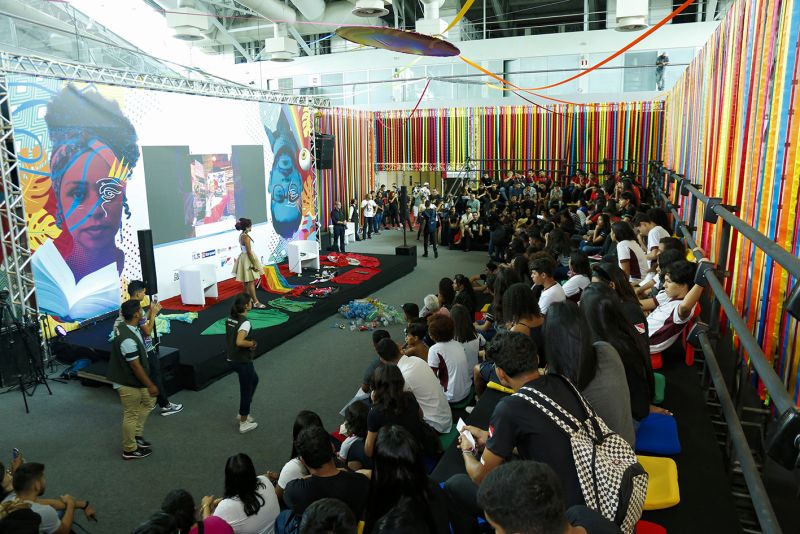 O primeiro dia do Papo Cabeça da 23ª Feira Pan-Amazônica do Livro e das Multivozes, que ocorrerá até o próximo dia 1º de setembro, inovou e trouxe para a arena multivozes, montada no Hangar, o diálogo com jovens sobre “Arte e Sustentabilidade”, por meio de debates e performances com artistas e educadores que deram vida a Drags Queen, para inter-relacionar  diversidade de gênero e meio-ambiente. <div class='credito_fotos'>Foto: Paulo Favacho   |   <a href='/midias/2019/originais/5349_feiradolivro-10h30-papocabeca-cred.paulofavacho26.0823.jpg' download><i class='fa-solid fa-download'></i> Download</a></div>