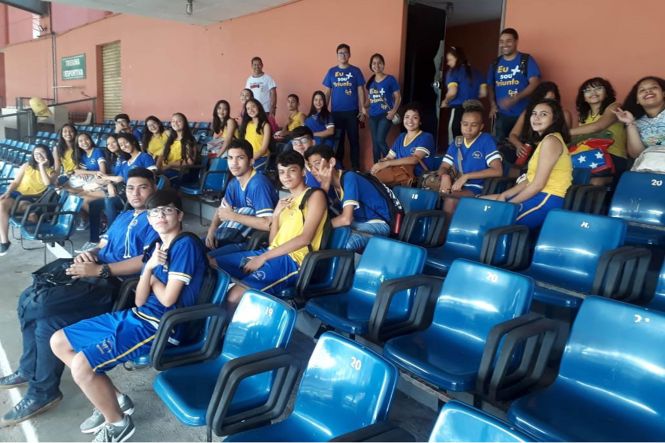 Quarenta e cinco alunos do 9º ano do Centro Educacional Triunfo participaram, na manhã desta sexta-feira (3), de uma visita guiada ao Estádio Olímpico do Pará, o Mangueirão, em Belém. O Projeto de Extensão “Centro de Visitação” é uma iniciativa da Secretaria de Estado de Esporte e Lazer (Seel) com apoio da Universidade Federal do Pará (Ufpa), que visa proporcionar ao visitante a experiência de conhecer os locais que ficam restritos a atletas e pessoas que trabalham em dias de atividades esportivas no local. 

FOTO: ASCOM / SEEL
DATA: 03.05.2019
BELÉM - PARÁ <div class='credito_fotos'>Foto: ASCOM / SEEL   |   <a href='/midias/2019/originais/535525d9-9310-4304-8347-47f6b9762c06.jpg' download><i class='fa-solid fa-download'></i> Download</a></div>