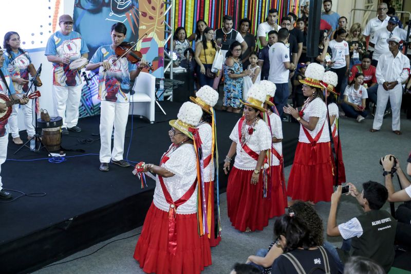  <div class='credito_fotos'>Foto: MARIO QUADROS / ASCOM SECULT   |   <a href='/midias/2019/originais/5357_arenamultivozes-marujada-cred.marioquadros7.jpg' download><i class='fa-solid fa-download'></i> Download</a></div>