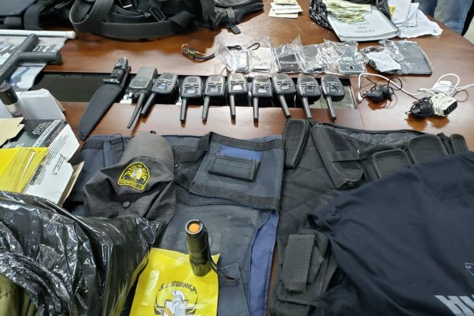 A Polícia Civil do Pará deflagrou, na manhã desta segunda-feira (13), a Operação Ronda Noturna, que resultou no cumprimento de quatro mandados de prisão temporária, três deles contra policiais militares da ativa, por acusação de envolvimento em homicídios e tentativas de homicídio, com características de execução, na Região Metropolitana de Belém. 

FOTO: ASCOM POLICIA CIVIL
DATA: 14.05.2019
BELÉM - PARÁ <div class='credito_fotos'>Foto: Ascom / Policia Civil   |   <a href='/midias/2019/originais/5357d5ad-89a2-4422-8793-568d6711dccd.jpg' download><i class='fa-solid fa-download'></i> Download</a></div>