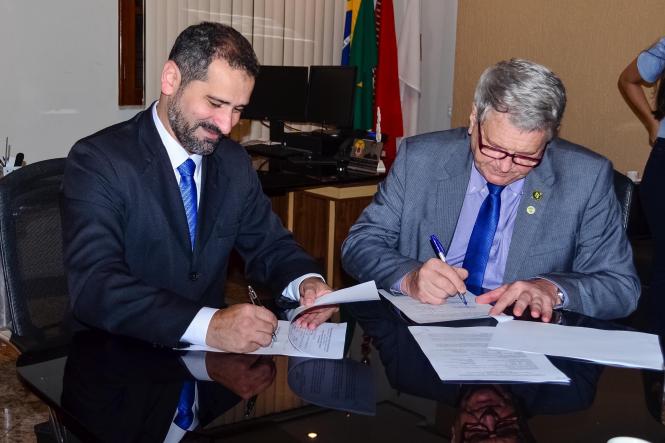 Combater crimes ambientais em Unidades de Conservação da Amazônia no Pará. Esta é a finalidade da assinatura do termo de cooperação firmado entre a Secretaria de Estado de Segurança Pública e Defesa Social do Pará (Segup) junto ao Instituto Chico Mendes de Conservação da Biodiversidade (ICMBio) e Instituto Brasileiro do Meio Ambiente e dos Recursos Naturais Renováveis (Ibama). A assinatura do termo ocorreu nesta terça-feira (12). Segundo levantamentos do ICMBio, cerca de 94% dos desmatamentos nas Unidades de Conservação da Amazônia estão no Pará, no biênio 2017/2018.

FOTO: ASCOM / SEGUP
DATA: 12.03.2019
BELÉM - PA <div class='credito_fotos'>Foto: ASCOM / SEGUP   |   <a href='/midias/2019/originais/5380dfc9-5c2a-44c3-9089-4d96ea91ed35.jpg' download><i class='fa-solid fa-download'></i> Download</a></div>