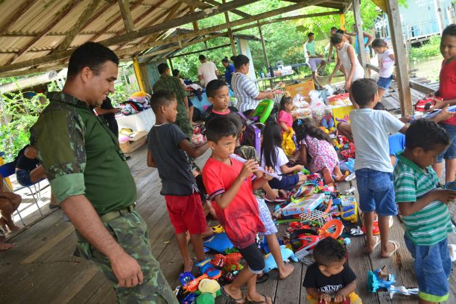 Alimentos não perecíveis, roupas, calçados, brinquedos e livros foram entregues (foto) a moradores ribeirinhos pela Secretaria de Estado de Segurança Pública e Defesa Social (Segup), por meio do Grupamento Fluvial (Gflu), e apoio do movimento de voluntários denominado Grupo de Coração. A entrega aconteceu na manhã desta sexta-feira, 4, partindo da sede do Grupamento até a ilha Urubuoca, localizada na frente do Distrito de Icoaraci. Cerca de 25 famílias se beneficiaram com a ação. Todas elas possuem crianças ou jovens inseridos no projeto social Ribeirinho da Paz, promovido há oito anos pelo Gflu em parceria com a Companhia Fluvial. 

FOTO: ELIELSON MODESTO / ASCOM SEGUP
DATA: 04.01.2019
ICOARACI - PARÁ <div class='credito_fotos'>Foto: Elielson Modesto / Ascom Segup   |   <a href='/midias/2019/originais/53ccaabc-0a9d-4398-a6ae-0887a008ce4e.jpg' download><i class='fa-solid fa-download'></i> Download</a></div>