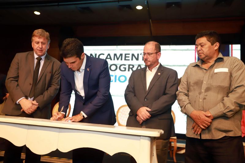 Com o objetivo de avançar no incentivo à educação e à inserção dos jovens no mercado de trabalho, o “Primeiro Ofício” articula e une esforços de 24 instituições integradas ao Fórum Paraense de Aprendizagem Profissional (Fopap), entre elas, a Secretaria de Assistência Social, Trabalho, Emprego e Renda (Seaster). <div class='credito_fotos'>Foto: Marco Santos / Ag. Pará   |   <a href='/midias/2019/originais/5400_lancamentoprimeirooficio_marcosantos_0030.jpg' download><i class='fa-solid fa-download'></i> Download</a></div>