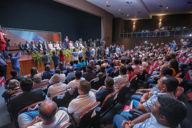 O novo Governador do Pará, Helder Barbalho (foto), participou na tarde desta terça-feira, 1° de janeiro, de ato solene na cidades de Marabá, marcando o início da sua gestão à frente do Estado do Pará.

FOTO: MARCO SANTOS
DATA: 01.01.2019
MARABÁ - PARÁ <div class='credito_fotos'>Foto: MARCO SANTOS   |   <a href='/midias/2019/originais/540a4e01-d90e-4b38-bb28-f9f0e9be72a5.jpg' download><i class='fa-solid fa-download'></i> Download</a></div>