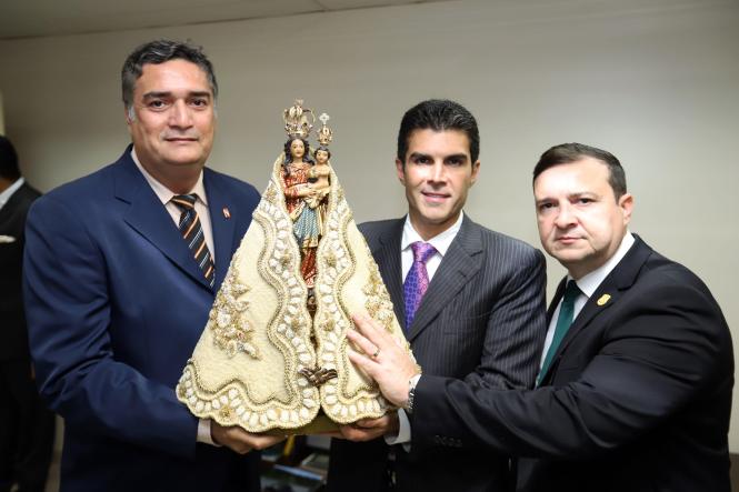 O governador Helder Barbalho participou na manhã desta terça-feira (22), na sede da delegacia geral, da cerimônia de posse do novo delegado geral da Polícia Civil do Pará, Alberto Teixeira, e da nova diretoria do órgão. Vários secretários e autoridades também marcaram presença no evento. Na ocasião, o governador destacou a importância da Polícia Civil para o enfrentamento e combate à violência no Pará. O governador falou da dificuldade de enfrentamento do crime, mas ressaltou não medirá esforços para o combate a criminalidade.

FOTO: AG. PARÁ
DATA: 22.01.2019
BELÉM - PARÁ <div class='credito_fotos'>Foto: Agência Pará   |   <a href='/midias/2019/originais/54287348-1b5c-41f1-8132-cca8ab20f7ac.jpg' download><i class='fa-solid fa-download'></i> Download</a></div>