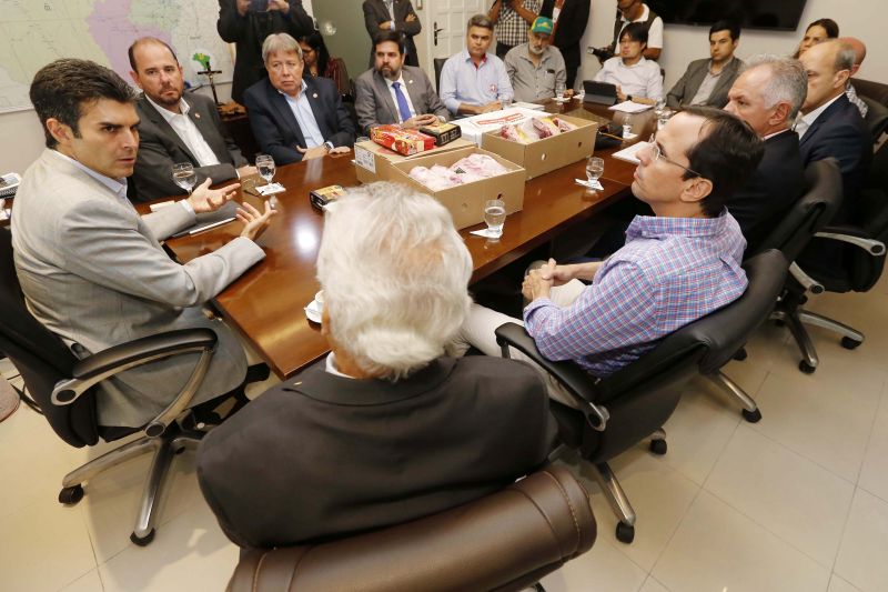 Os avanços no setor de exportação de carne bovina no Pará foram discutidos na reunião entre o governador do Pará, Helder Barbalho, o vice-governador Lúcio Vale e representantes de quatro frigoríficos instalados no Estado, realizada nesta quinta-feira (12), no Palácio do Governo, em Belém. Também participaram representantes de sindicatos da área de produção de carne; o secretário de Estado de Desenvolvimento Econômico, Mineração e Energia, Iran Lima; o secretário de Estado de Desenvolvimento Agropecuário e da Pesca, Hugo Suenaga; o superintendente do Sebrae-PA, Rubens Magno, e o deputado federal Cristiano Vale. <div class='credito_fotos'>Foto: Marcelo Seabra / Ag. Pará   |   <a href='/midias/2019/originais/5435__mg_4626.jpg' download><i class='fa-solid fa-download'></i> Download</a></div>