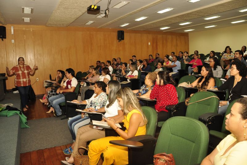 Cerca de 80 profissionais de saúde participam do treinamento no auditório da EGPA <div class='credito_fotos'>Foto: José Pantoja / Ascom Sespa   |   <a href='/midias/2019/originais/5443_cercade80profissionaisdesaudeparticipamdotreinamentonoauditoriodaegpa.jpg' download><i class='fa-solid fa-download'></i> Download</a></div>