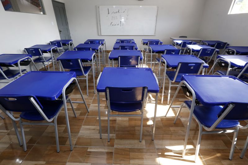 Pela primeira vez, após anos de abandono, nossa juventude pode estudar em uma escola que nos abraça, nos diz o quanto é bom ler e escrever, o quanto é bom ser visto como cidadão”. As palavras são de uma carta que os alunos da Escola Estadual de Ensino Fundamental e Médio Penhalonga, no município Vigia, escreveram ao governador do estado, Helder Barbalho. A intenção foi agradecê-lo durante a visita dele, neste sábado (14), à escola, que agora conta com uma nova biblioteca e as estruturas totalmente revitalizadas. <div class='credito_fotos'>Foto: Marcelo Seabra / Ag. Pará   |   <a href='/midias/2019/originais/5445_20190914082846__mg_5136.jpg' download><i class='fa-solid fa-download'></i> Download</a></div>