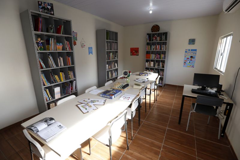 Pela primeira vez, após anos de abandono, nossa juventude pode estudar em uma escola que nos abraça, nos diz o quanto é bom ler e escrever, o quanto é bom ser visto como cidadão”. As palavras são de uma carta que os alunos da Escola Estadual de Ensino Fundamental e Médio Penhalonga, no município Vigia, escreveram ao governador do estado, Helder Barbalho. A intenção foi agradecê-lo durante a visita dele, neste sábado (14), à escola, que agora conta com uma nova biblioteca e as estruturas totalmente revitalizadas. <div class='credito_fotos'>Foto: Marcelo Seabra / Ag. Pará   |   <a href='/midias/2019/originais/5445_20190914083127__mg_5153.jpg' download><i class='fa-solid fa-download'></i> Download</a></div>