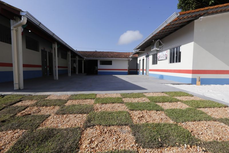 Pela primeira vez, após anos de abandono, nossa juventude pode estudar em uma escola que nos abraça, nos diz o quanto é bom ler e escrever, o quanto é bom ser visto como cidadão”. As palavras são de uma carta que os alunos da Escola Estadual de Ensino Fundamental e Médio Penhalonga, no município Vigia, escreveram ao governador do estado, Helder Barbalho. A intenção foi agradecê-lo durante a visita dele, neste sábado (14), à escola, que agora conta com uma nova biblioteca e as estruturas totalmente revitalizadas. <div class='credito_fotos'>Foto: Marcelo Seabra / Ag. Pará   |   <a href='/midias/2019/originais/5445_20190914083310__mg_5162.jpg' download><i class='fa-solid fa-download'></i> Download</a></div>