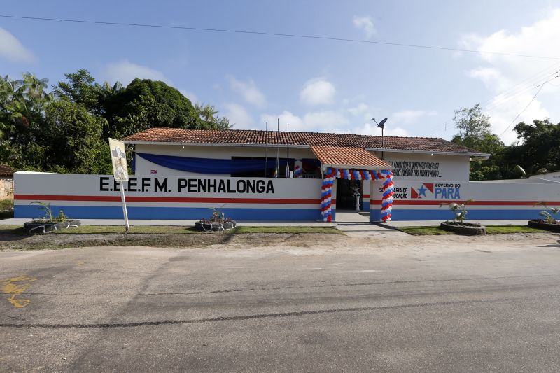 Pela primeira vez, após anos de abandono, nossa juventude pode estudar em uma escola que nos abraça, nos diz o quanto é bom ler e escrever, o quanto é bom ser visto como cidadão”. As palavras são de uma carta que os alunos da Escola Estadual de Ensino Fundamental e Médio Penhalonga, no município Vigia, escreveram ao governador do estado, Helder Barbalho. A intenção foi agradecê-lo durante a visita dele, neste sábado (14), à escola, que agora conta com uma nova biblioteca e as estruturas totalmente revitalizadas. <div class='credito_fotos'>Foto: Marcelo Seabra / Ag. Pará   |   <a href='/midias/2019/originais/5445_20190914084115__mg_5171.jpg' download><i class='fa-solid fa-download'></i> Download</a></div>